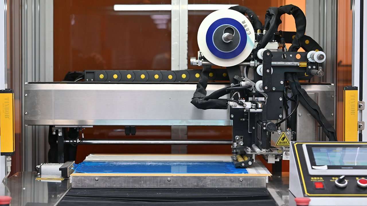 What are the properties of aluminum in EMI